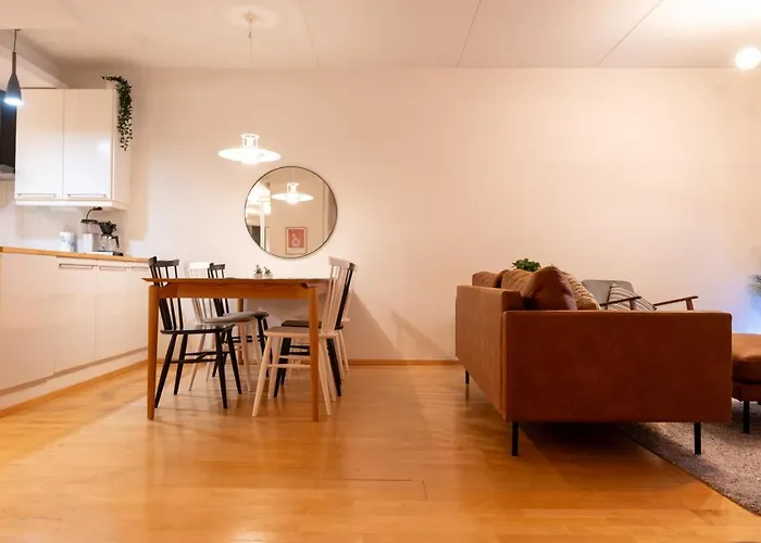 Architectural Townhouse With Sauna And Patio